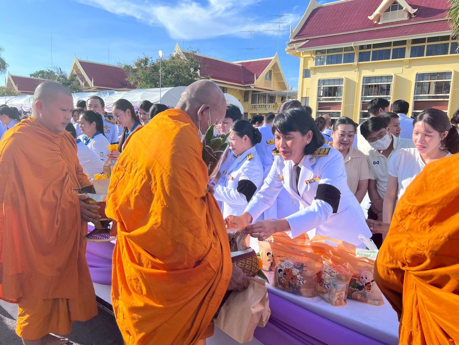 title - ปฏิรูปที่ดินจังหวัดเพชรบุรี พร้อมด้วย เจ้าหน้าที่ส.ป.ก.เพชรบุรี ร่วมพิธีเจริญพระพุทธมนต์และทำบุญตักบาตรถวายเป็นพระราชกุศล เฉลิมพระเกียรติสมเด็จพระนางเจ้าฯ พระบรมราชินี